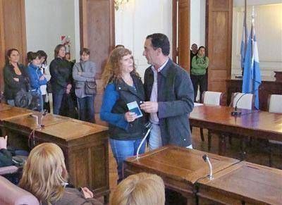 Entregaron los cheques correspondientes a las Becas Municipales 2011 