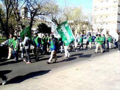 Empleados de Terminal Z�rate reclamaron frente al Municipio 