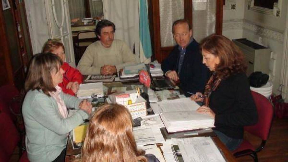 Se firm� el contrato para realizar la nueva vereda de la EEM N� 10 