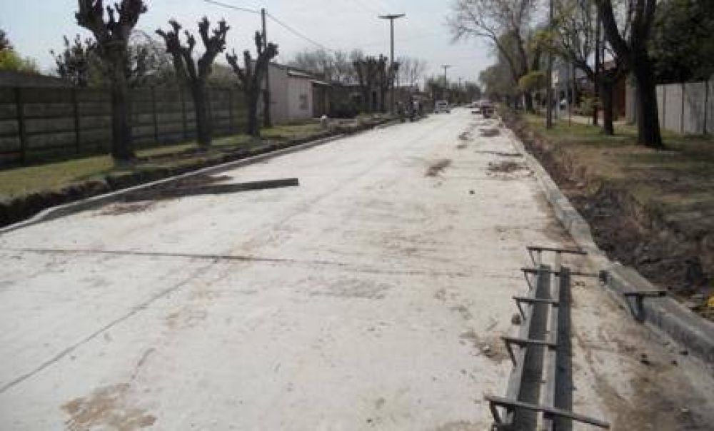 Contin�a la obra de pavimento en Saladillo