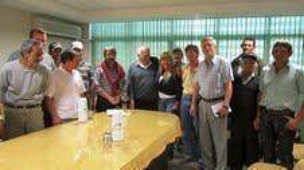 Leverberg se reuni� con ministro del Agro y productores de Colonia Aurora