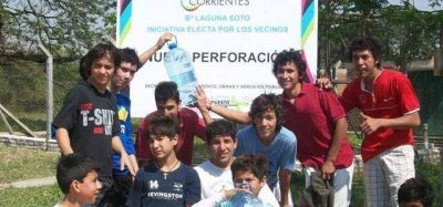 En Laguna Soto siguen tomando agua de botellones mientras esperan la perforaci�n de Camau