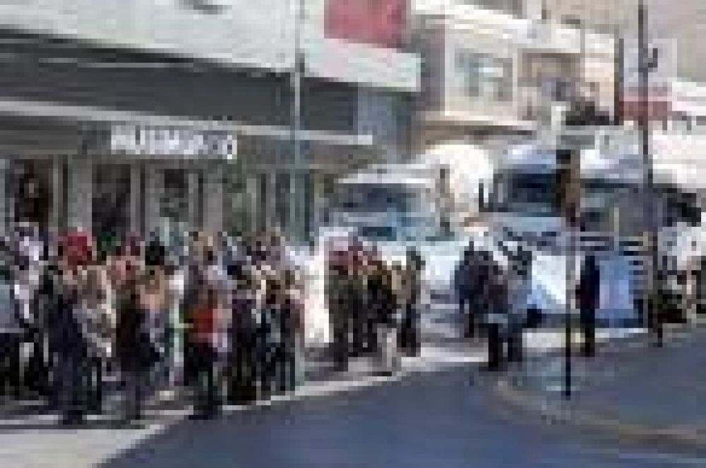 Con una parodia, los docentes adelantaron un posible paro y generaron caos vehicular