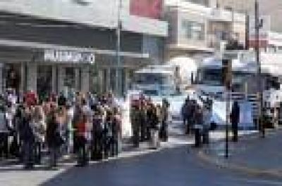 Con una parodia, los docentes adelantaron un posible paro y generaron caos vehicular