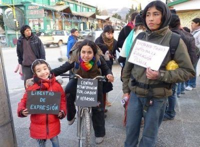 J�venes marcharon por la memoria y la educaci�n