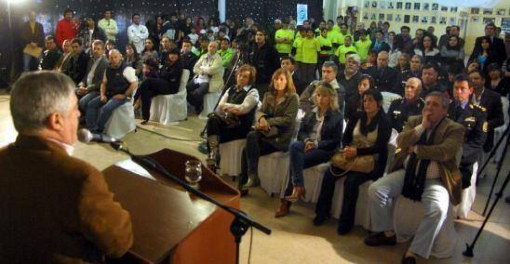 Das Neves firm� convenios y entreg� apoyos en Madryn