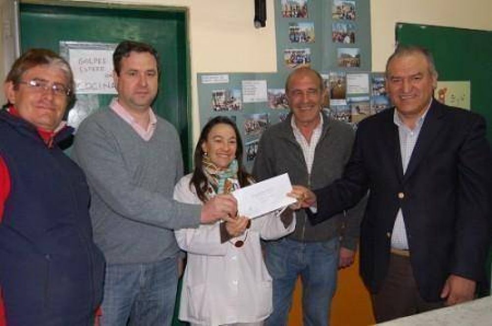 Entregan subsidio a la Escuela N�3 Sucre