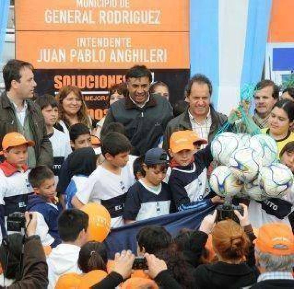 Scioli visit� General Rodriguez y dijo que "el trabajo en equipo es garantia de exitos"