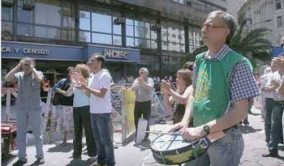 Abrazo solidario de empleados del INDEC en el d�a del �ndice Patota