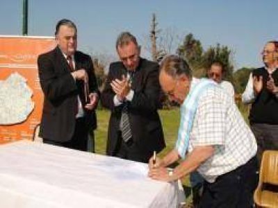 Baradero: Firman convenios para cloacas y planta depuradora
