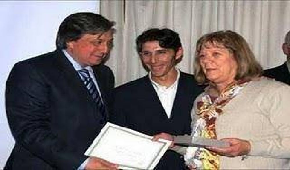 Gurzi, en campa�a, homenaje� a docentes