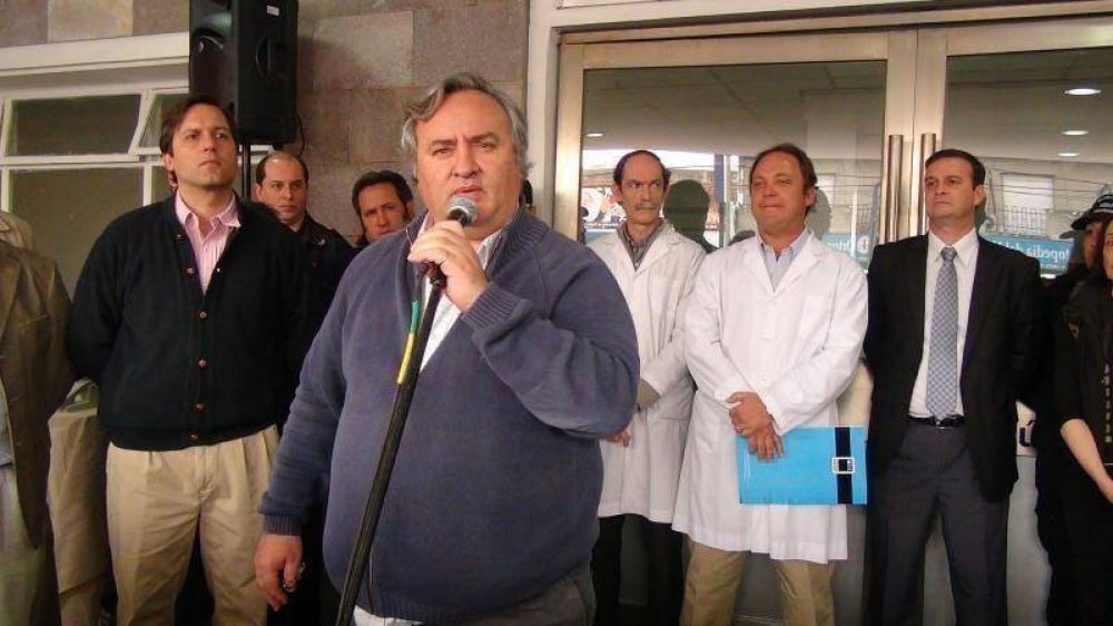 SAN MIGUEL - Joaqu�n de la Torre entreg� un mill�n de pesos al hospital Larcade