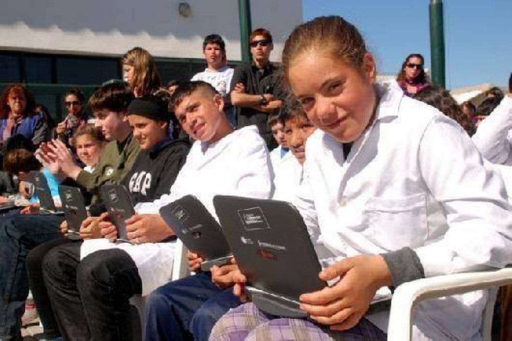 M�s de 1.500 alumnos de escuelas especiales y del Instituto de Formaci�n N� 35 recibieron netbooks