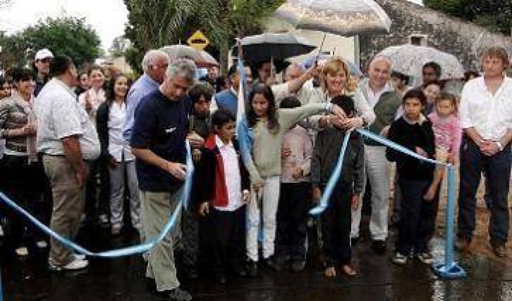 Nancy Sand inaugur� obras de asfalto en B� Centenario