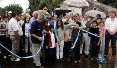 Nancy Sand inaugur� obras de asfalto en B� Centenario