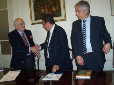 Se firm� el convenio para relevar asentamientos