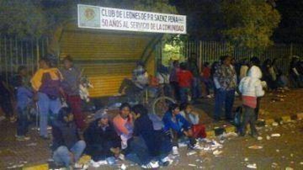 SAENZ PE�A: GRUPO DE ABORIGENES CORTAN LA CALLE PRINCIPAL
