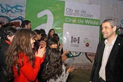 Ferraresi estuvo presente en el inicio de la obra de construcci�n del Cine de Wilde