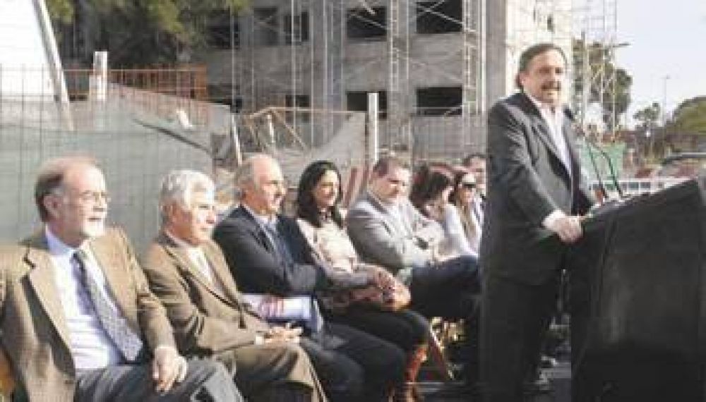 Alfons�n prometi� construir por a�o 120 mil viviendas sociales