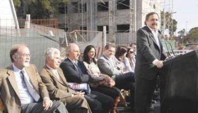 Alfons�n prometi� construir por a�o 120 mil viviendas sociales