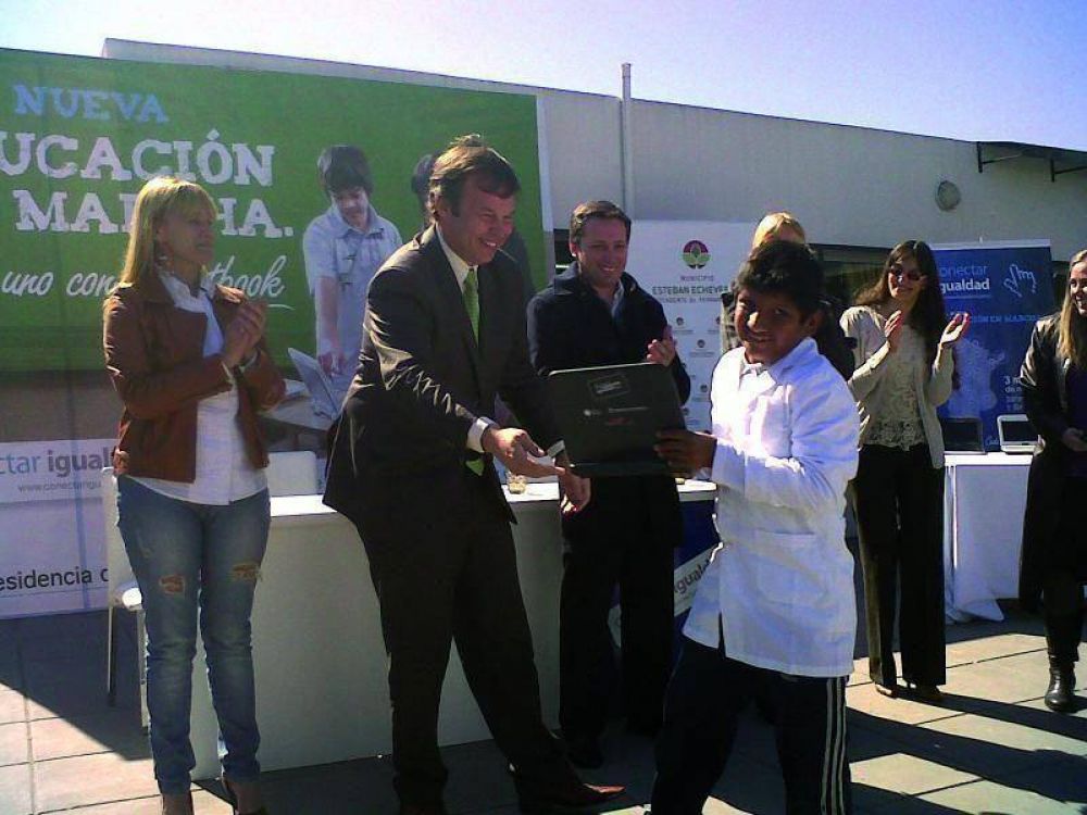 Entrega de notebook en Esteban Echeverr�a