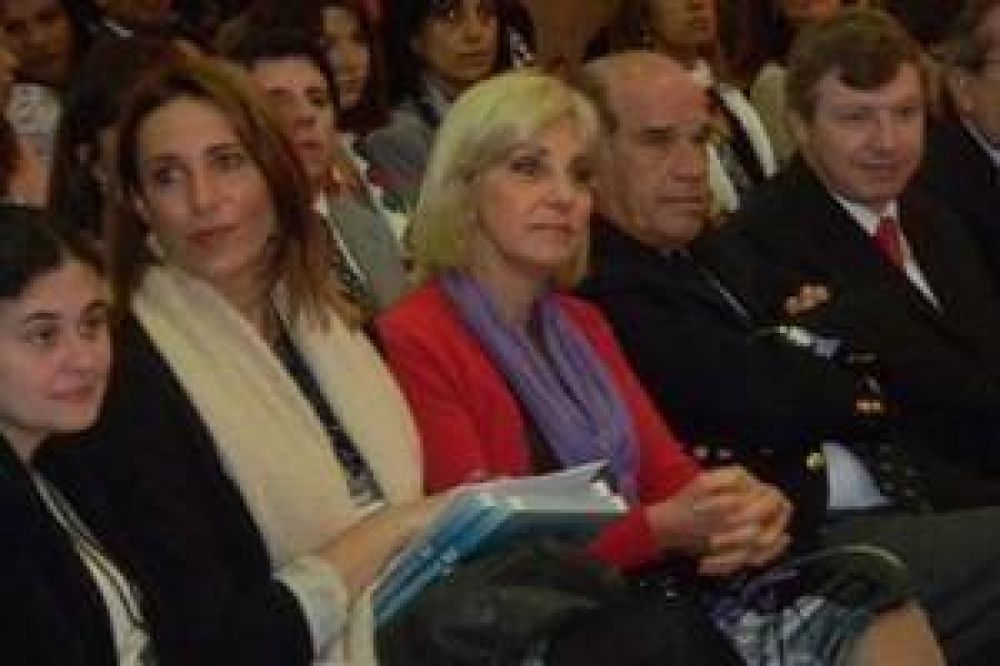 �Continuar con las campa�as de concientizaci�n sobre los derechos de la mujer y los ni�os"