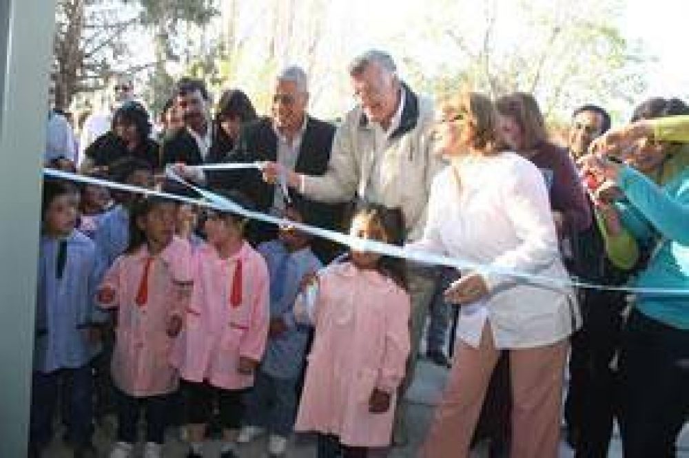 Gioja inaugur� obras en J�chal y 25 de Mayo