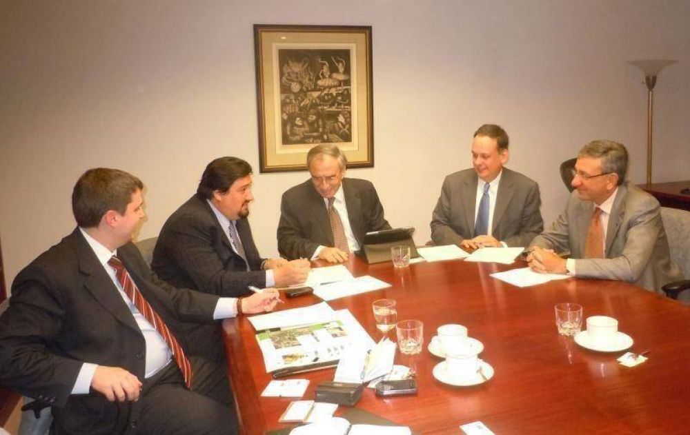 Closs analiz� en el BID financiamiento de obras para Misiones