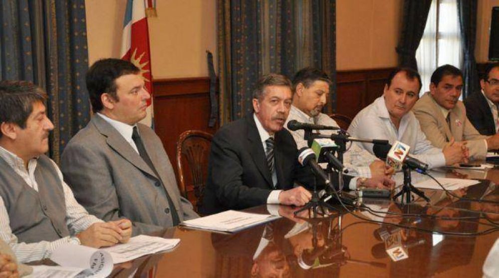 Funcionarios del Gobierno con integrantes de gremios estatales