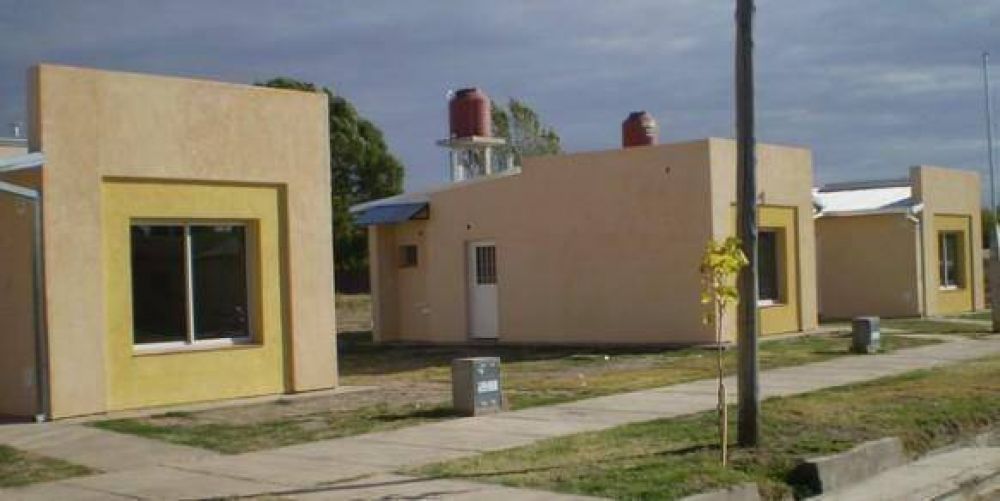 Por Twitter, Roberto Iglesias critic� a Paco P�rez y a Luis Rosales por las viviendas
