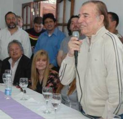 Menem sorprendi� y no descart� ir por la gobernaci�n o la presidencia en 2015