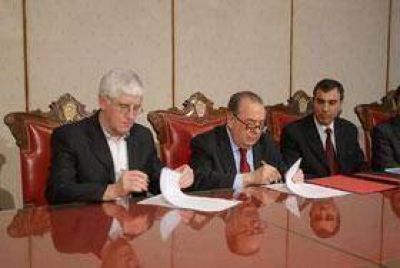 Jorge firm� convenios con COSEGA y TELEGA