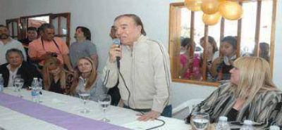Carlos Menem:"Por m�s que algunos la critiquen, Argentina est� muy bien en manos de nuestra se�ora presidenta�