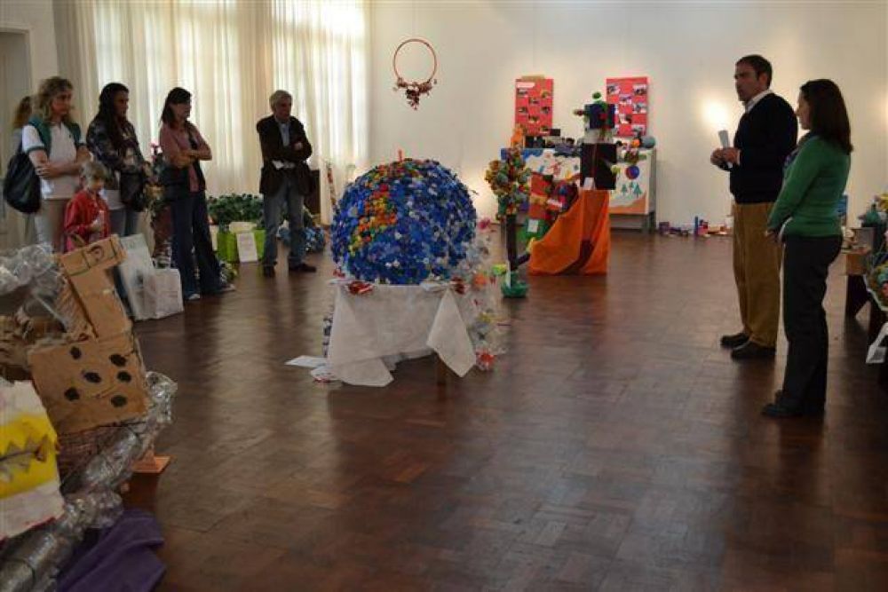 LUJ�N - EXPOSICION DE ARTE CON DESECHOS PLASTICOS EN LA ASOCIACION AMEGHINO