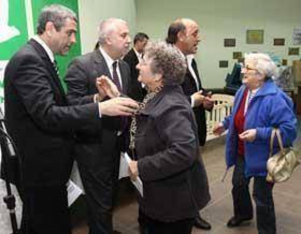 La Comuna entreg� herramientas de trabajo y subsidios a los vecinos de la ciudad