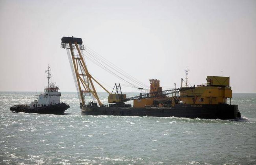 Arribaron la gr�a y otros equipos para remover los �ltimos tres buques hundidos