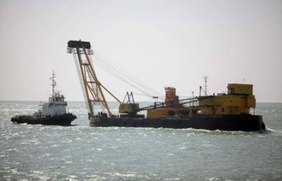 Arribaron la gr�a y otros equipos para remover los �ltimos tres buques hundidos