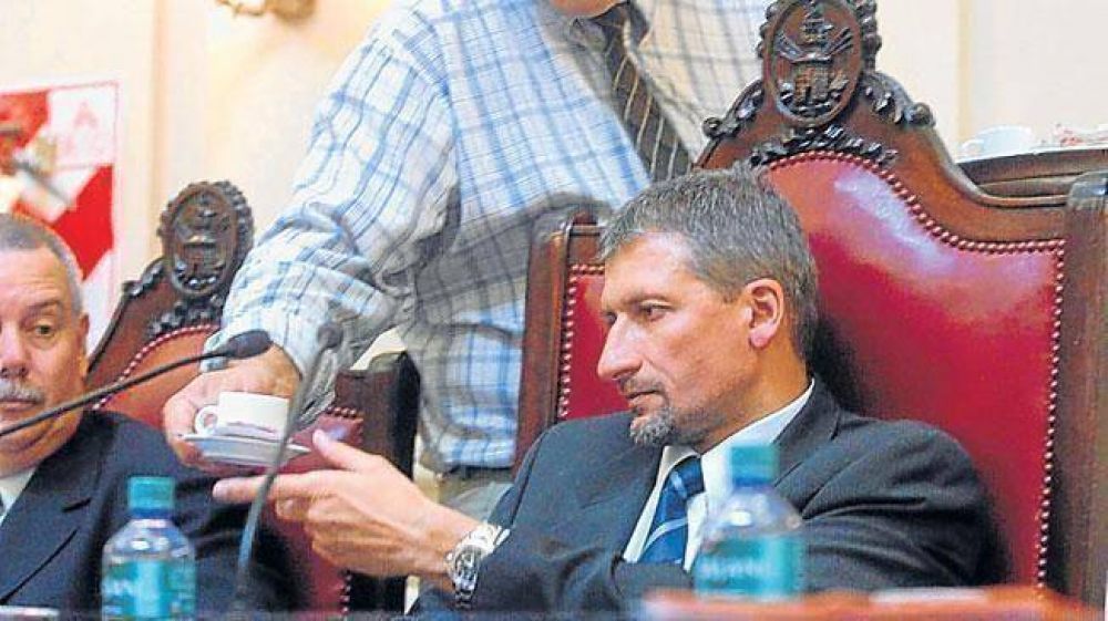 Tras la derrota, Campana volvi� a presidir la sesi�n 
