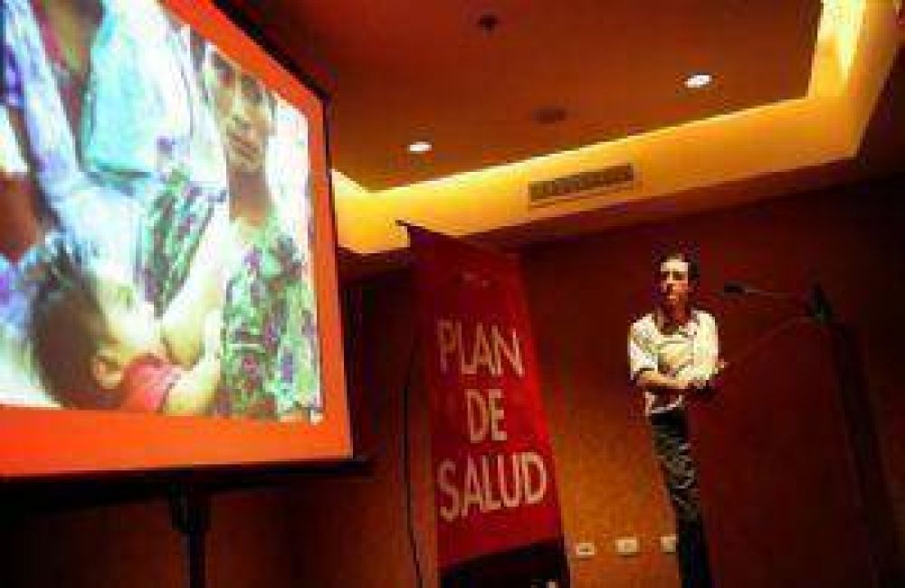 Con cr�ticas a sus rivales, Iglesias prometi� un megacentro de salud