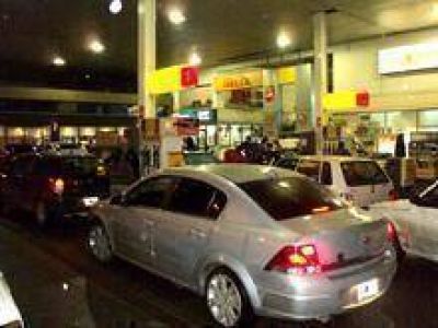 Otra vez hay falta de combustible y se dificulta conseguir nafta S�per
