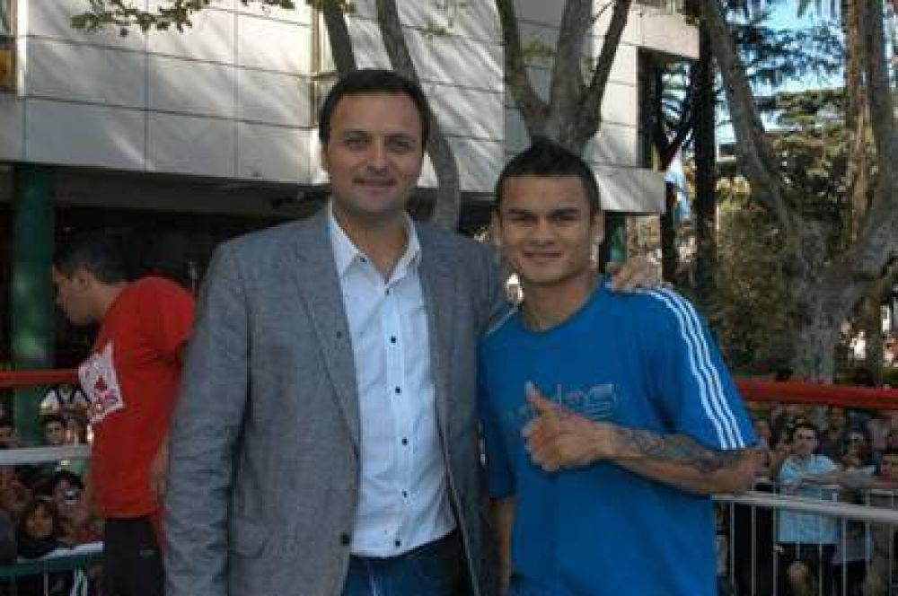 SAN MART�N - MAIDANA Y PETROV LLENARON DE BOX LA PLAZA SAN MART�N 