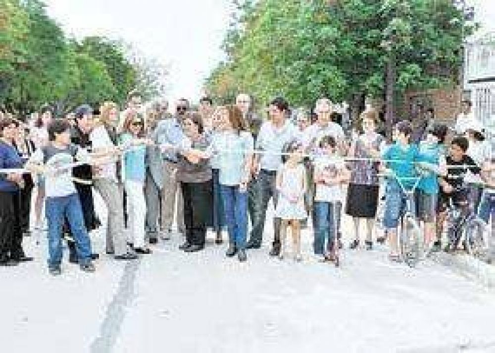  Inauguraron doce cuadras de asfalto en dos barrios puntanos