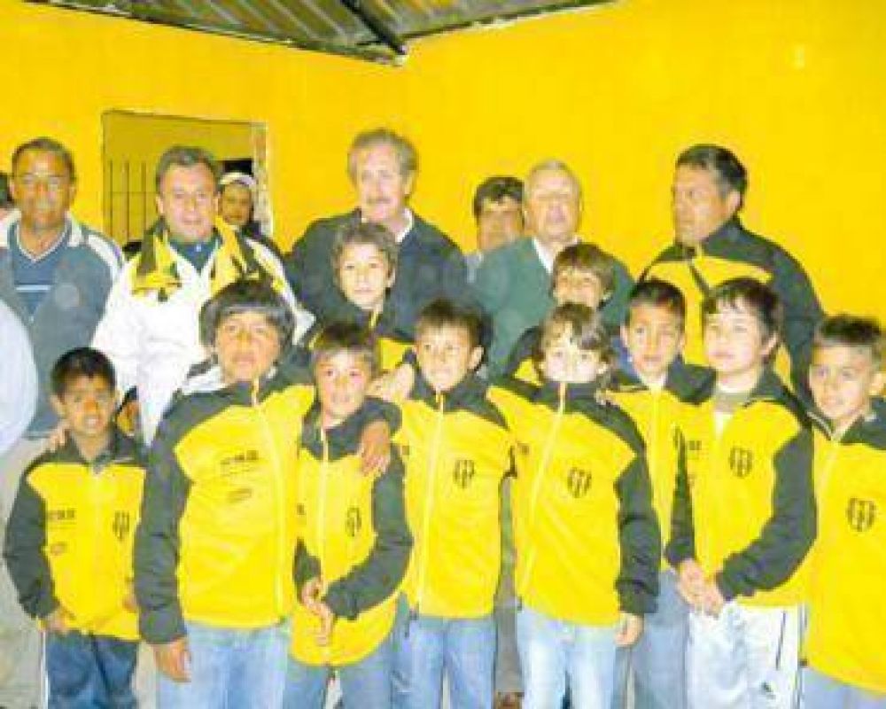 Inauguran obras del club Almagro