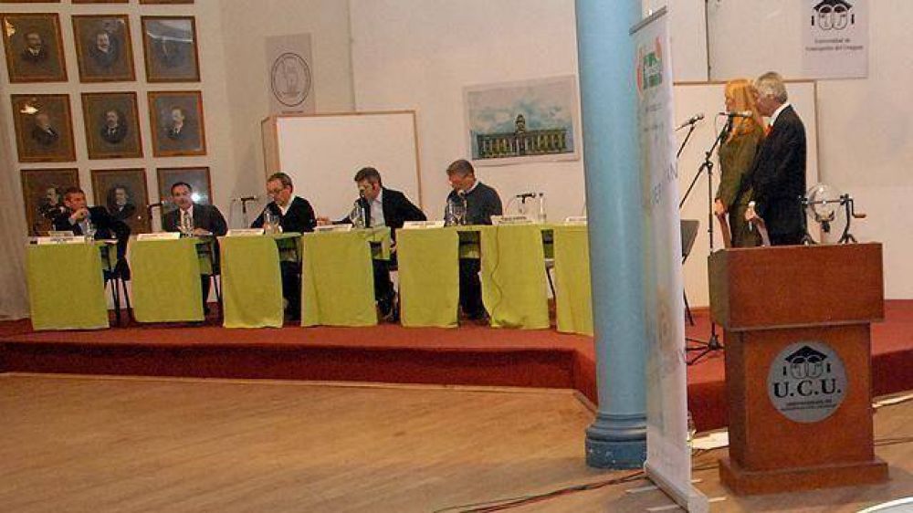 Scheppens no fue al debate en La Hist�rica y fue el blanco de las cr�ticas