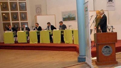 Scheppens no fue al debate en La Hist�rica y fue el blanco de las cr�ticas