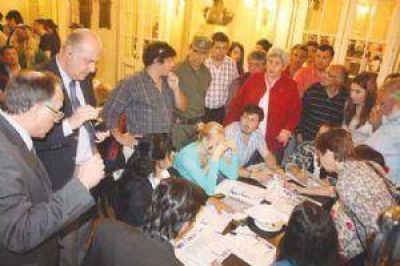 Por 9 votos, el FPV retuvo la concejal�a de San Lorenzo  