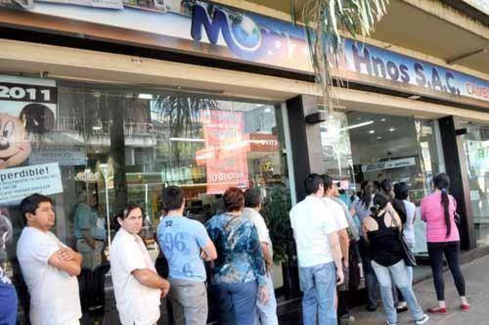 Cada vez m�s paraguayos compran d�lares en Posadas