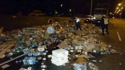 Volc� un cami�n con mercader�a en la ruta 5 y 46