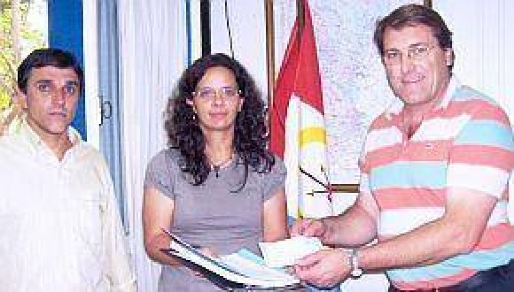 Oscar Ceschi anunci� m�s viviendas