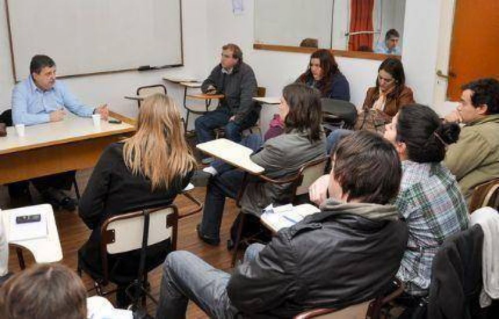 Cheppi respondi� preguntas de pol�tica local a estudiantes de periodismo